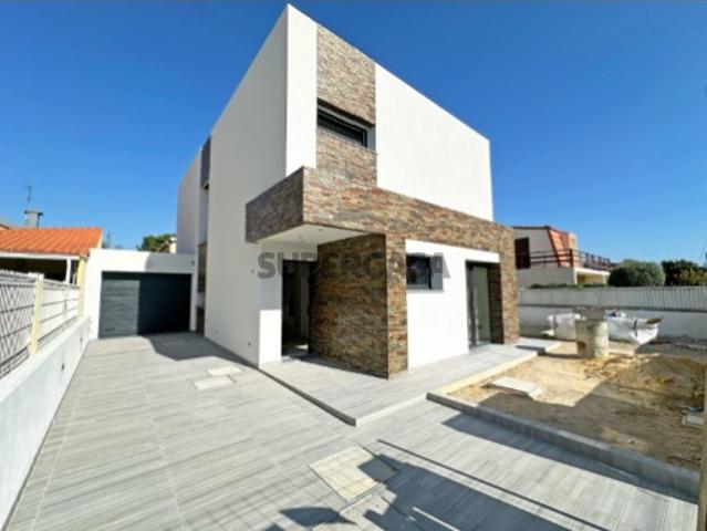 Moradia T4 Nova C/ 3 Suite e Piscina Aroeira