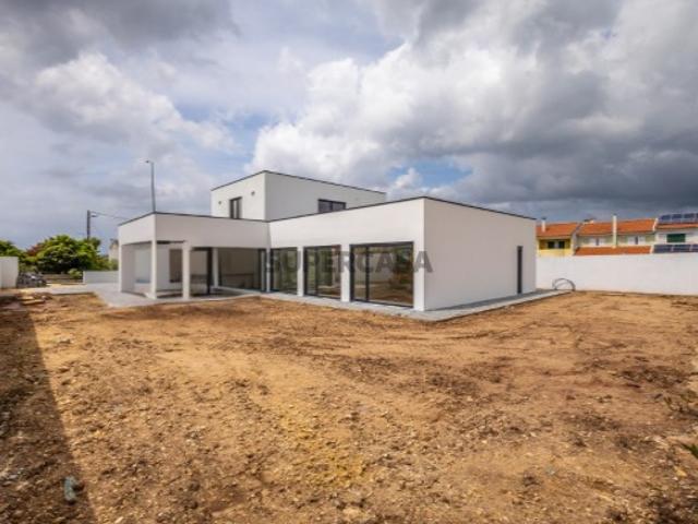 Moradia T4 Nova com Jardim Espaçoso Perto da Cidade, em Zona Tranquila