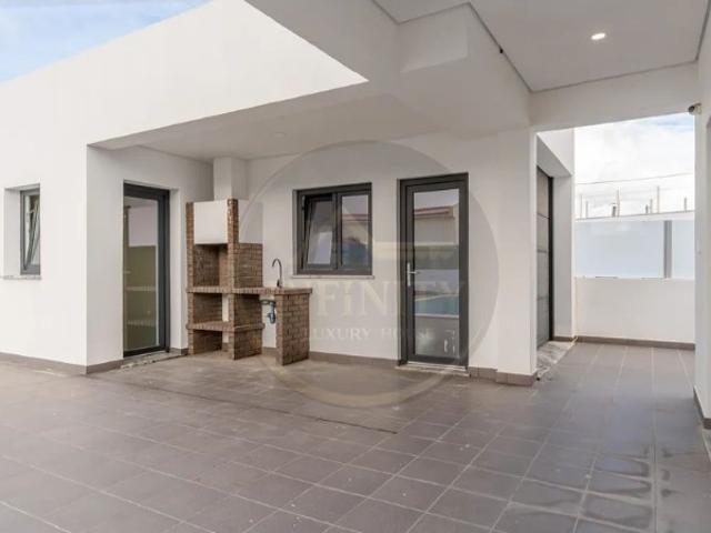 Moradia T4 Nova com Piscina Brejos de Azeitão