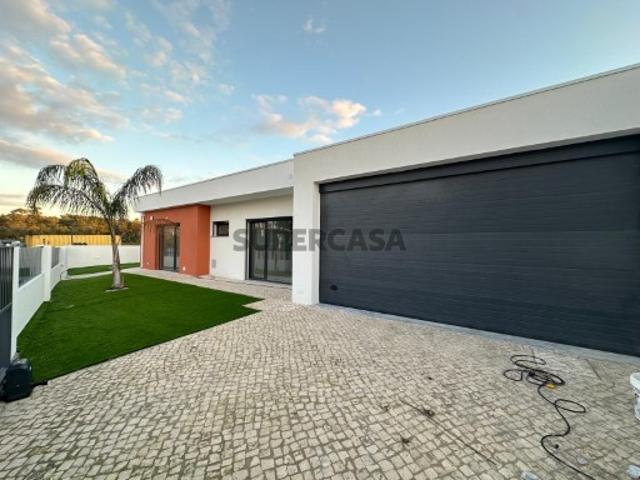 Moradia T4 Nova com Piscina, Galeotas Fase final de Construção