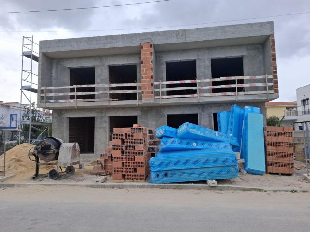 Moradia T4 Nova com Piscina e 3 Suítes | Design Moderno | Fernão Ferro