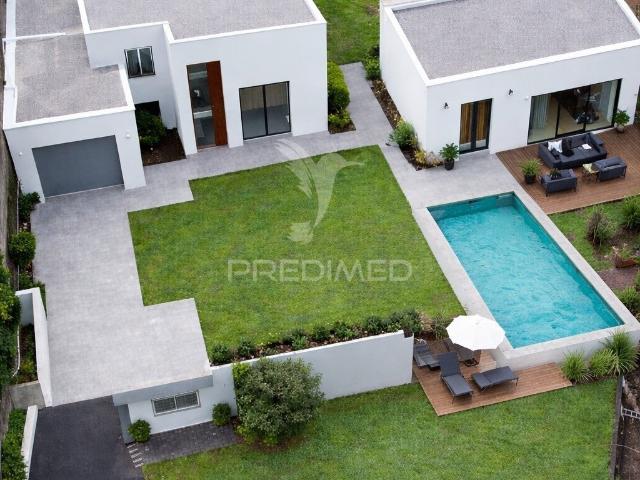 Moradia T4 Nova com Piscina em Serzedelo, Guimarães