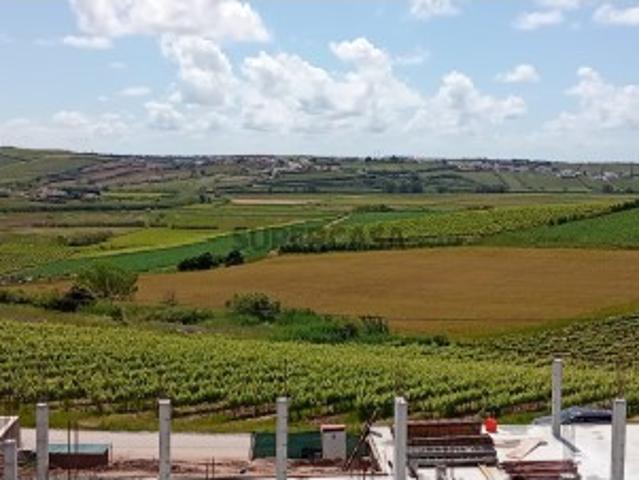 Moradia T4 Nova com vista deslumbrante de campo, a minutos de Torres Vedras