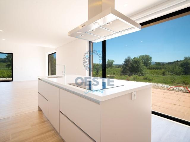 Moradia T4 Nova com 7.600 m² de Terreno – Vistas de Serra 156m² Cadaval e Pero Moniz