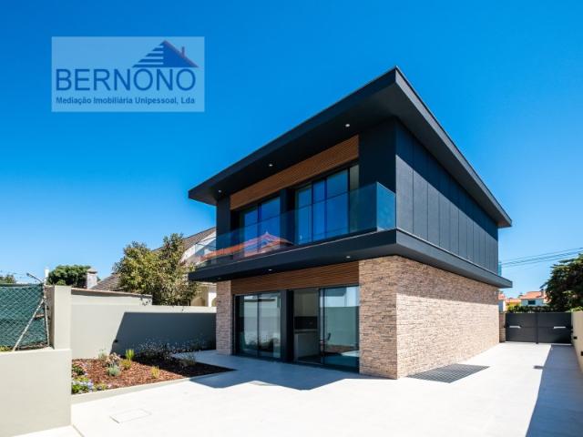Moradia T4 Nova de Alto Padrão com Piscina e Jardim em Murches, Cascais