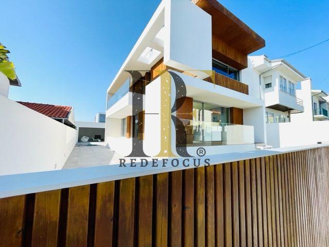 Moradia T4 nova e com piscina, em Canidelo