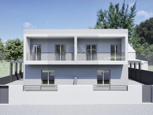 Moradia T4 Nova em Fernão Ferro com Varandas Amplas e Design Moderno