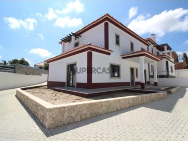Moradia T4 Nova em Salir de Matos