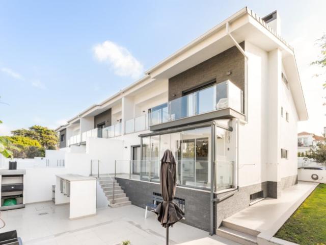 Moradia T4, a 5 minutos da praia, em Oeiras