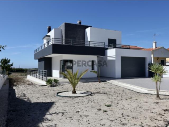 Moradia T4 A ESTREAR em terreno de 1644m2
