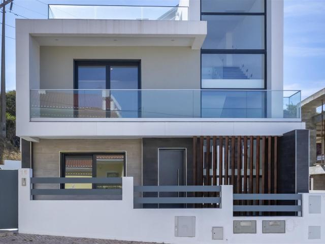 Moradia T4 a estrear inserida num lote com 496m2. Famões O. 416m² Pontinha e Famões