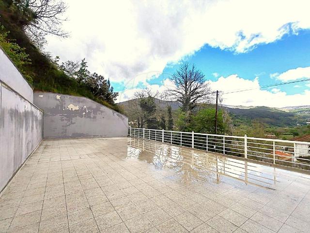 Moradia T4 à venda em Castro Daire