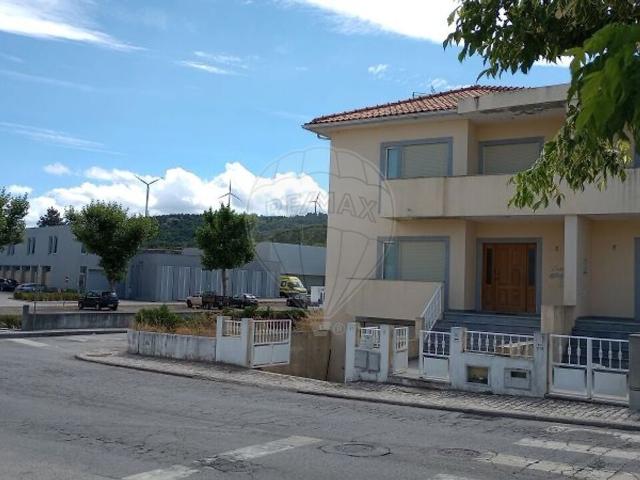 Moradia T4 à venda em Moimenta da Beira