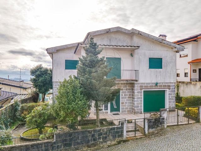 Moradia T4 à venda em Baião