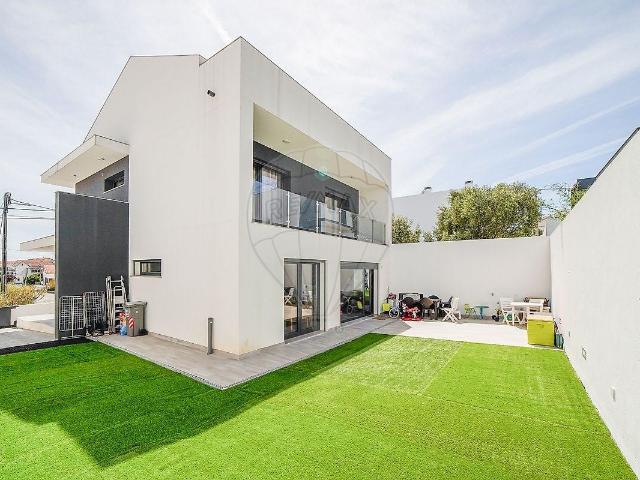 Moradia T4 à venda em Bairro das Maroitas 263m² Loures