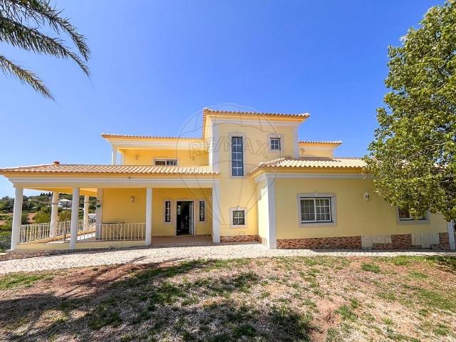 Moradia T4 à venda em Betunes