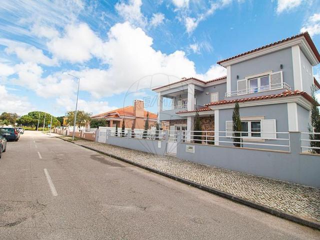 Moradia T4 à venda em Brejos de Azeităo