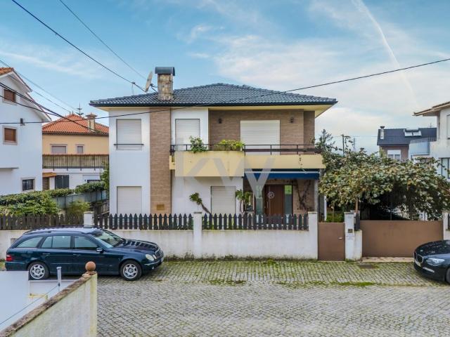 Moradia T4 isolada com garagem e jardim em Fão, Esposende
