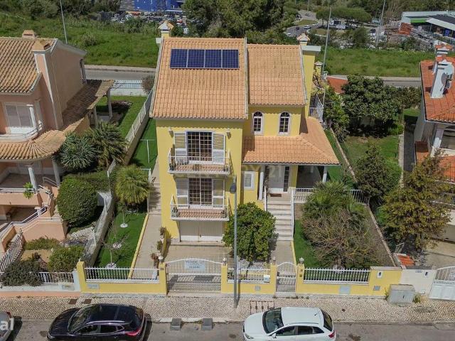 Moradia T4 Almada I Vale Flores I Piscina I Garagem