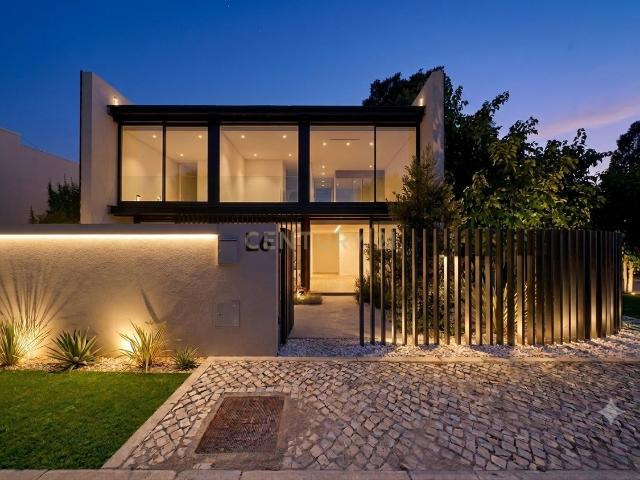 Moradia T4 | Área de Construção: 380m² | Lote: 502m² | 3 Pisos | Piscina Privada