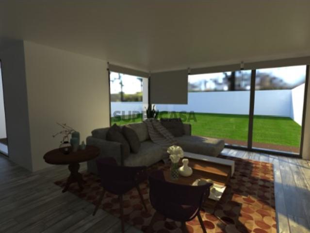 Moradia T4 arquitetura moderna, em inicio de Construção