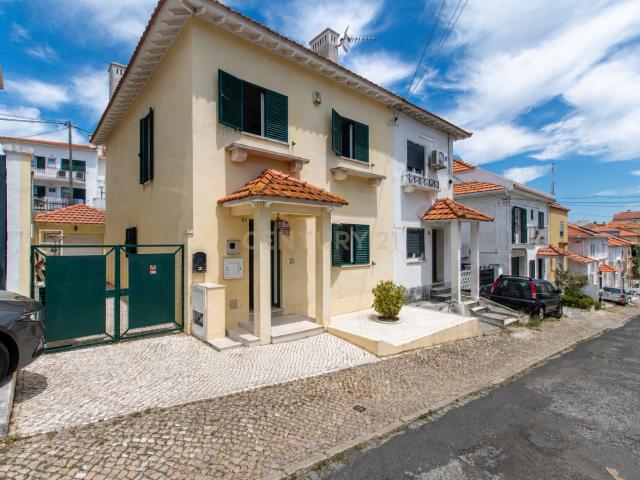 Moradia T4 Bairro da Encarnação com garagem, cave e logradouro