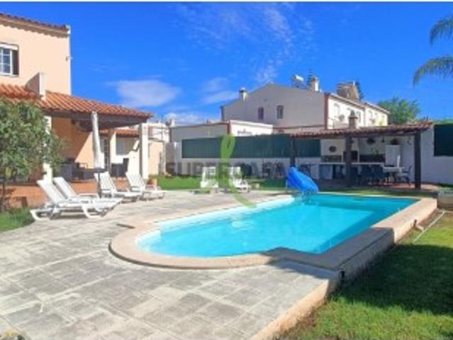 Moradia T4 Bela Vista com Piscina e Garagem em box