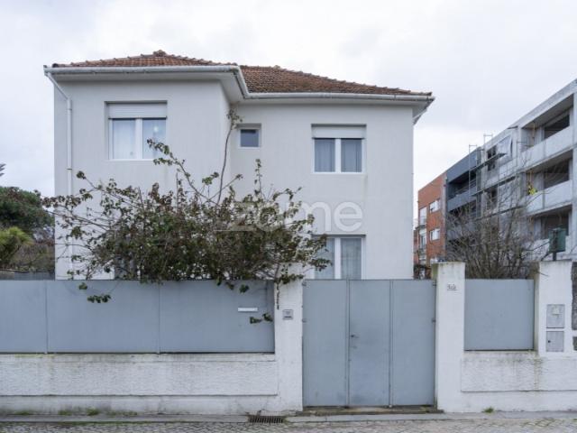Moradia T4 c/ 278 m2 em Ramalde