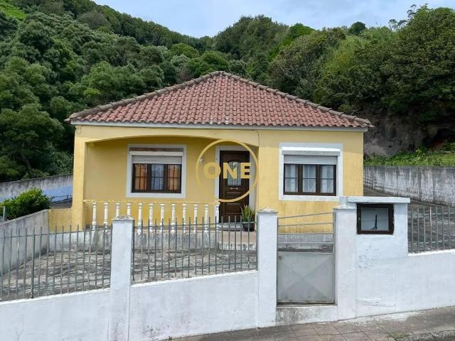 Moradia T4 c/ Amplo Jardim nas Feteiras – Espaço e Tranquilidade