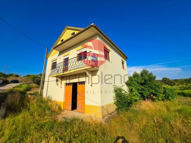 MORADIA T4 C/ GARAGEM E TERRENO