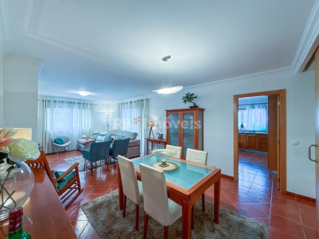 Moradia T4 c/ Piscina, Garagem e Cave, na Urbanização Casal Vidigal, Entroncamento