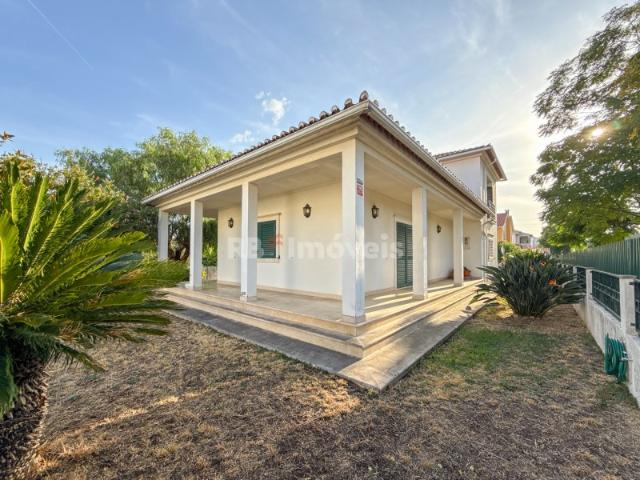 Moradia T4 c/ Tertúlia, Garagem e Jardim, no Entroncamento
