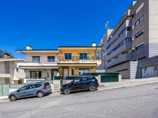 Moradia T4 c/ três frentes | Cave salão + dois pisos | Garagem fechada + espaço exterior c/ telheiro e churrasqueira | A 7’ centro de Rio Tinto e 2’ A43