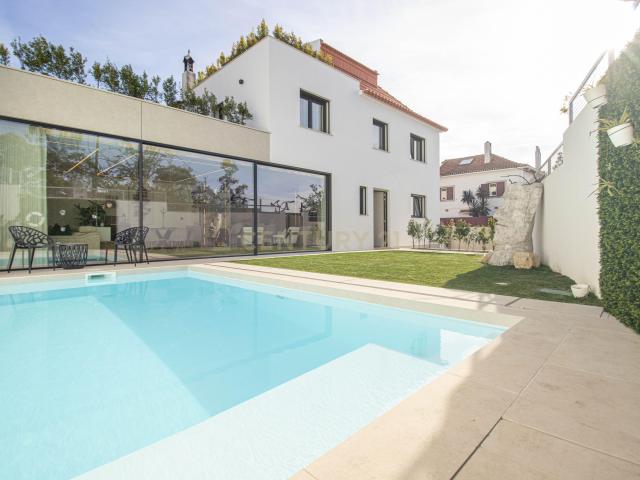 Moradia T4 totalmente reconstruída com piscina de água salgada aquecida em Caselas