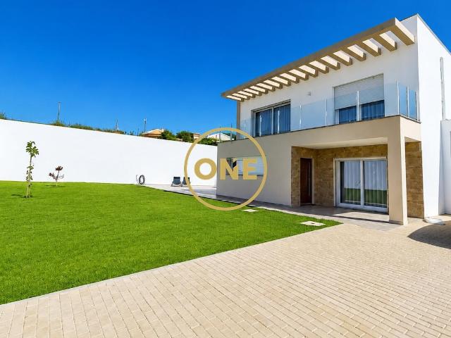 Moradia T4 c/garagem em Miragaia/Lourinhã Perto de Comércio Local e Praias
