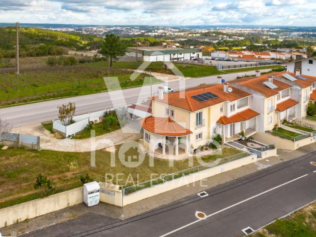 Moradia T4 com 1000m² de terreno | Grandes áreas, garagem e potencial único | Azoia a 10 min de Leiria