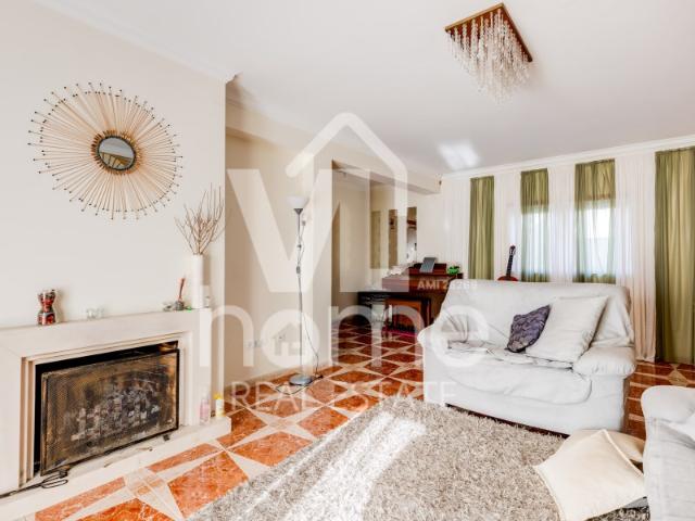 Moradia T4 com 1000m² de terreno | Grandes áreas, garagem e potencial único | Azoia a 10 min de Leiria