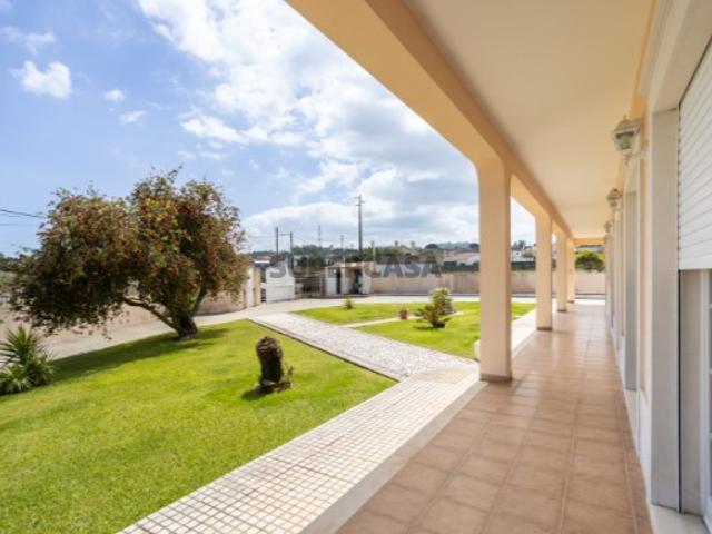 Moradia T4 com 280 m2, inserida em terreno com 2500 m2