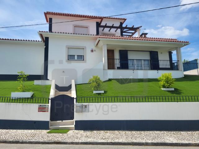 Moradia T4 com 2 pisos e cave com vista deslumbrante para a Cidade de Tomar