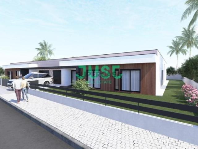 Moradia T4 com 3 suítes, com piscina e garagem em Azeitão