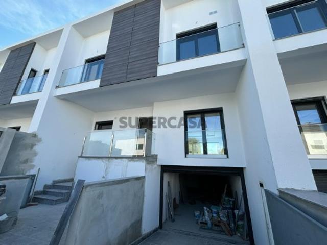 Moradia T4 com 3 suítes em banda com piscina, Alcochete!