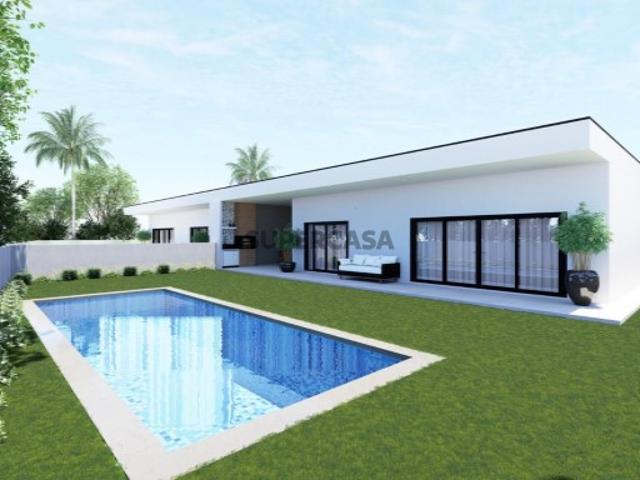 Moradia T4 com 3 Suítes, Piscina e Garagem Urbanização das Galeotas
