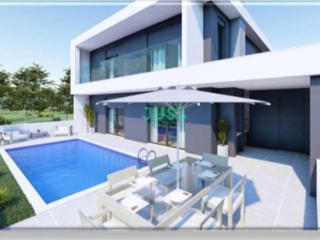 Moradia T4 com 3 sutes, piscina e garagem em Pinhal Conde da Cunha