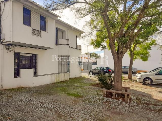 Moradia T4 com terraço em zona residencial de Évora