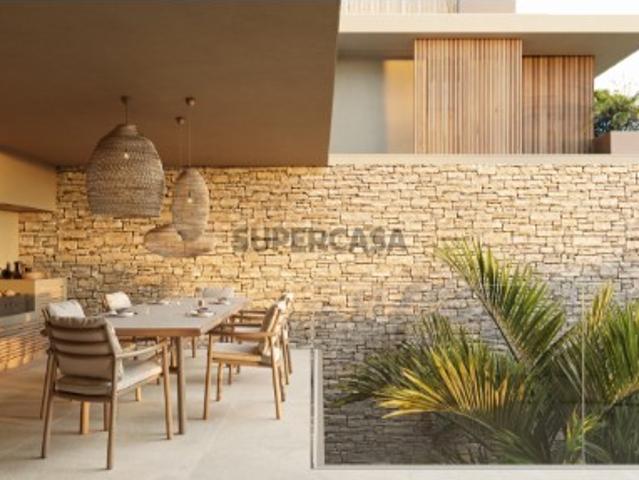 Moradia T4 com terraço, piscina e vista do Golf do Estoril