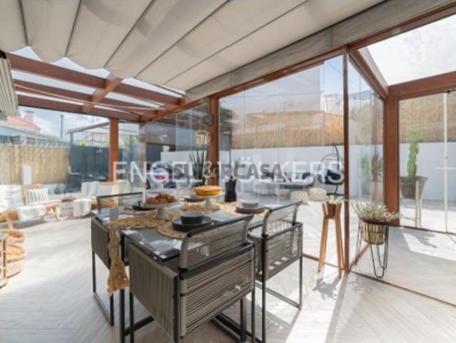 Moradia T4 com terraços e jardim na Encarnação