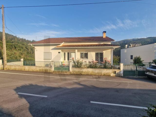 Moradia T4 com Terreno de 1.785m² e Vistas Deslumbrantes em Folques