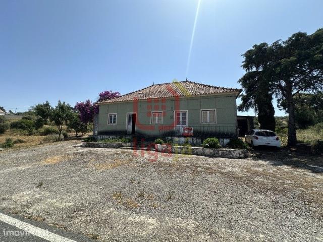 Moradia T4 com Terreno para recuperar Ourm/Ftima!