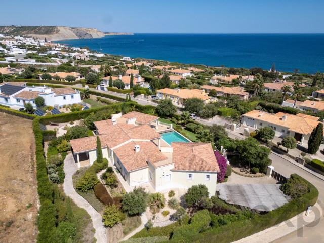 Moradia T4 com Vista Mar e Piscina de Água Salgada, Montinhos da Luz