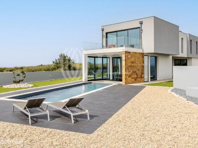 Moradia T4 com vista mar, jardim e piscina, em Leiria